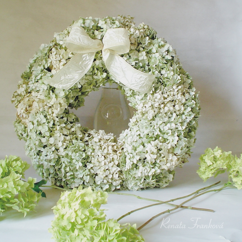 Přírodní věnec z hortenzie Nebeská něha, bílo zelený, 30 cm